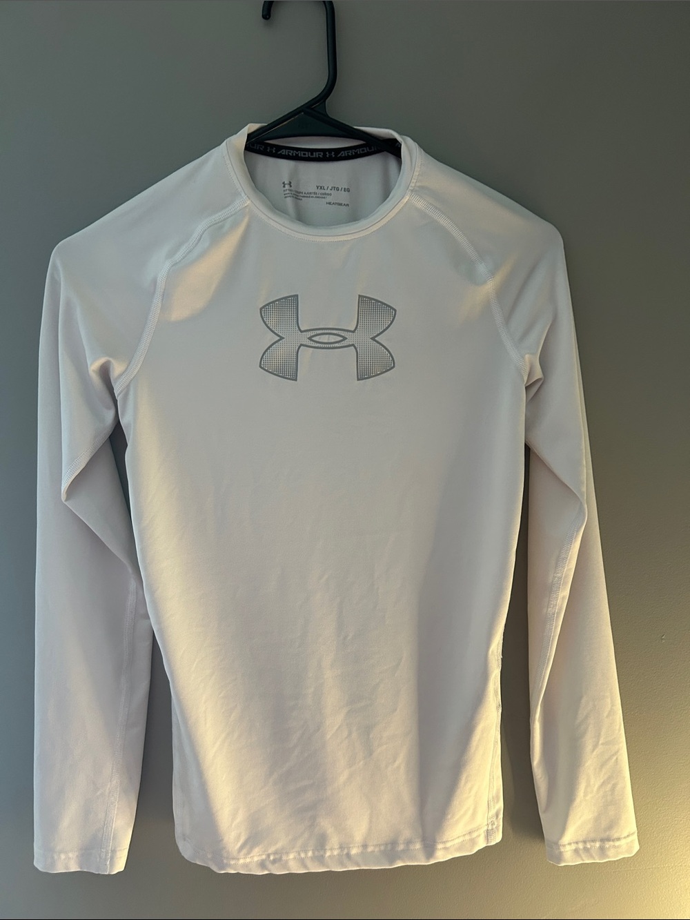 Under Armour Youth XL White Long Sleeve Performance Top with Center Logo